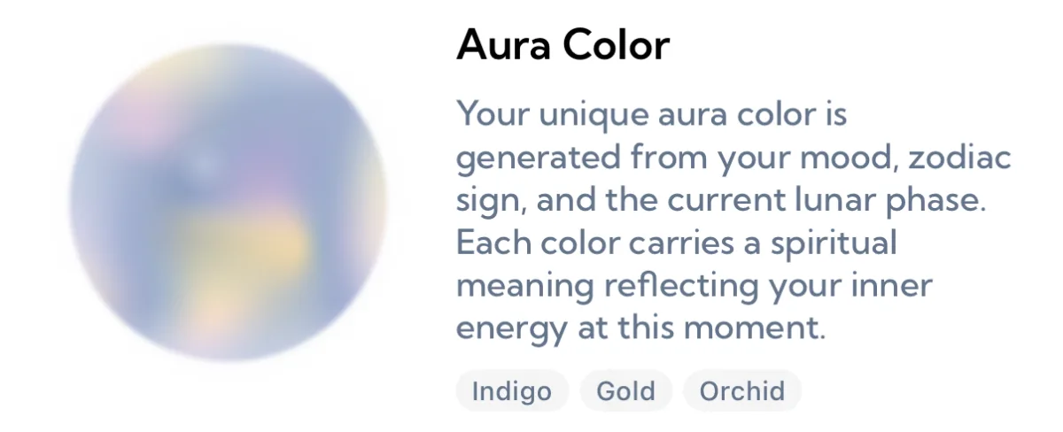 Eine Aura-Onboarding-Karte mit dem Titel „Aurafarbe“ neben einer unscharfen Pastellkugel in Lavendel, Blau und Gelb, die erklärt, dass deine Aurafarbe aus deiner Stimmung, deinem Sternzeichen und der aktuellen Mondphase erzeugt wird, mit den Tags Indigo, Gold und Orchid