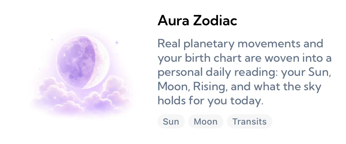 بطاقة تعريفية في Aura بعنوان Aura Zodiac بجانب قمر ليلكي يستريح على غيوم ناعمة، تشرح أن حركات الكواكب الحقيقية وخريطة ميلادك تُنسج في قراءة يومية شخصية لشمسك وقمرك وطالعك وما تحمله السماء لك اليوم، مع الوسوم الشمس والقمر والعبورات