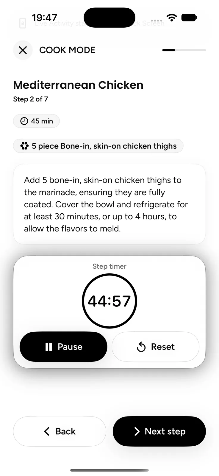 โหมดทำอาหารของ Plate ที่ขั้นตอน 2 จาก 7 ของสูตร Mediterranean Chicken: ใส่น่องไก่ติดกระดูกมีหนัง 5 ชิ้นลงในน้ำหมักแล้วแช่เย็นอย่างน้อย 30 นาทีหรือนานสุด 4 ชั่วโมง พร้อมตัวจับเวลาขั้นตอน 45 นาทีที่แสดง 44:57