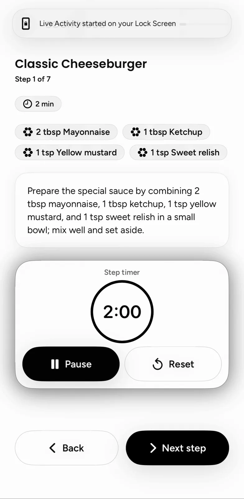 Plates Cook Mode ved trin 1 af 7 i en Classic Cheeseburger: et banner med teksten Live Activity started on your Lock Screen, ingrediensbrikker til 2 tbsp mayonnaise, 1 tbsp ketchup, 1 tsp yellow mustard og 1 tsp sweet relish, trinnets anvisning og en trintimer på 2:00